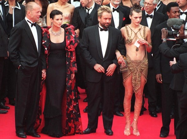 Demi Moore (áo đen)và siêu mẫu người Ukraina - Milla Jovovich đã giành hết mọi ý kiến chê bai với lựa chọn xấu thậm tệ